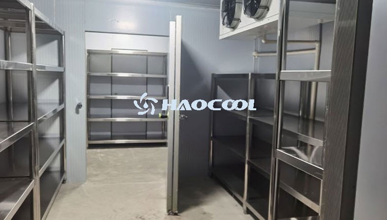 Холодильная камера в задней части кухни ресторана