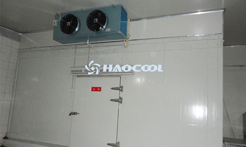 Какое отношение между температурой испарения и объемом охлаждения?